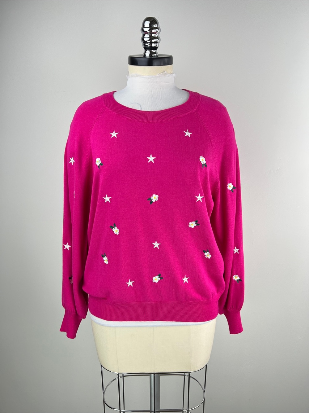 💚 3904. Bright Pink Embroidered Star & Daisy Sweater